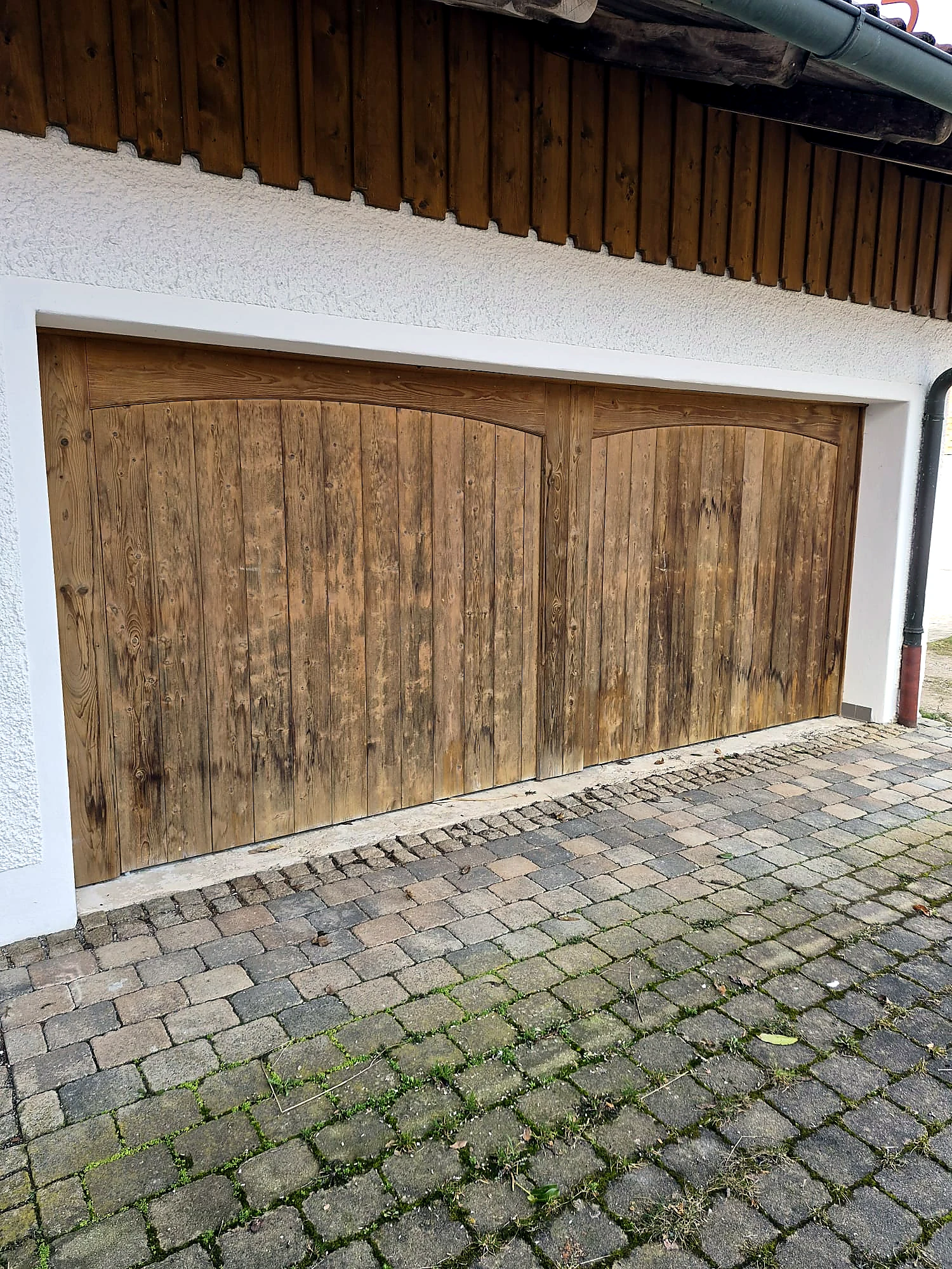 Holz-Garagentor vor der Aufbereitung