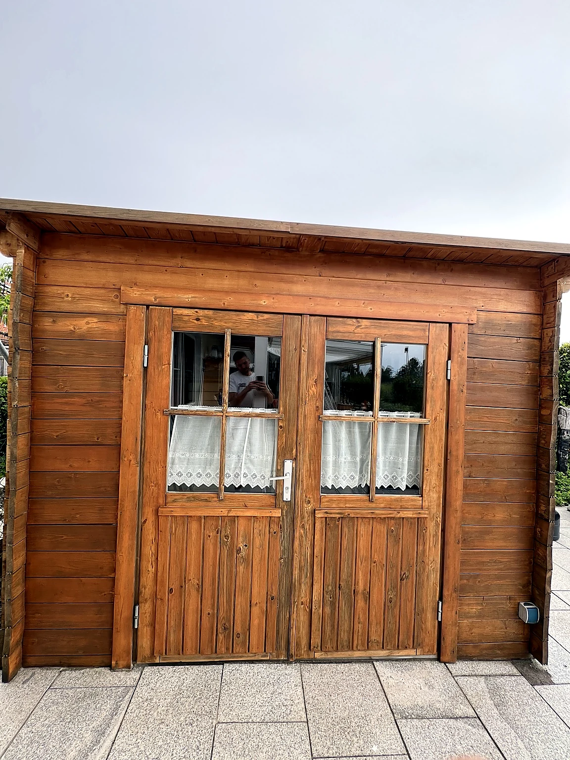 Holzhaus am Pool nach der Aufbereitung