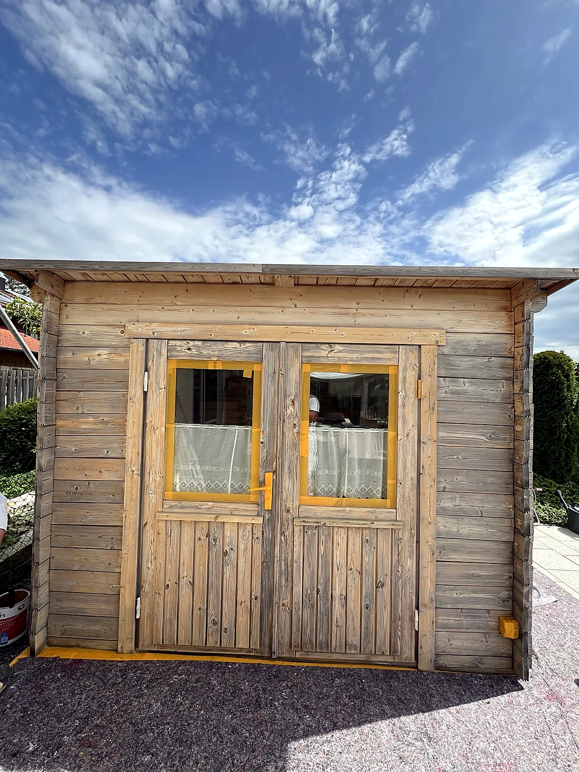 Holzhaus am Pool vor der Aufbereitung